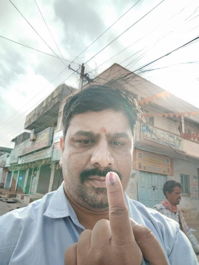 Telanagana Elections 2023: Voters Sakshi Selfie Mania - Sakshi4