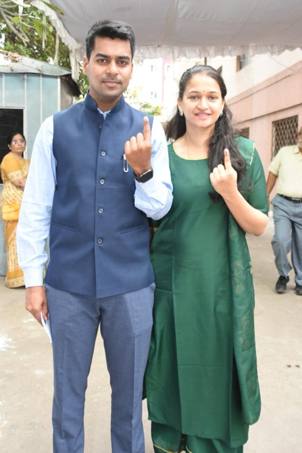 Cine Stars And Celebrities Cast Their Votes In TS Assembly Elections - Sakshi42