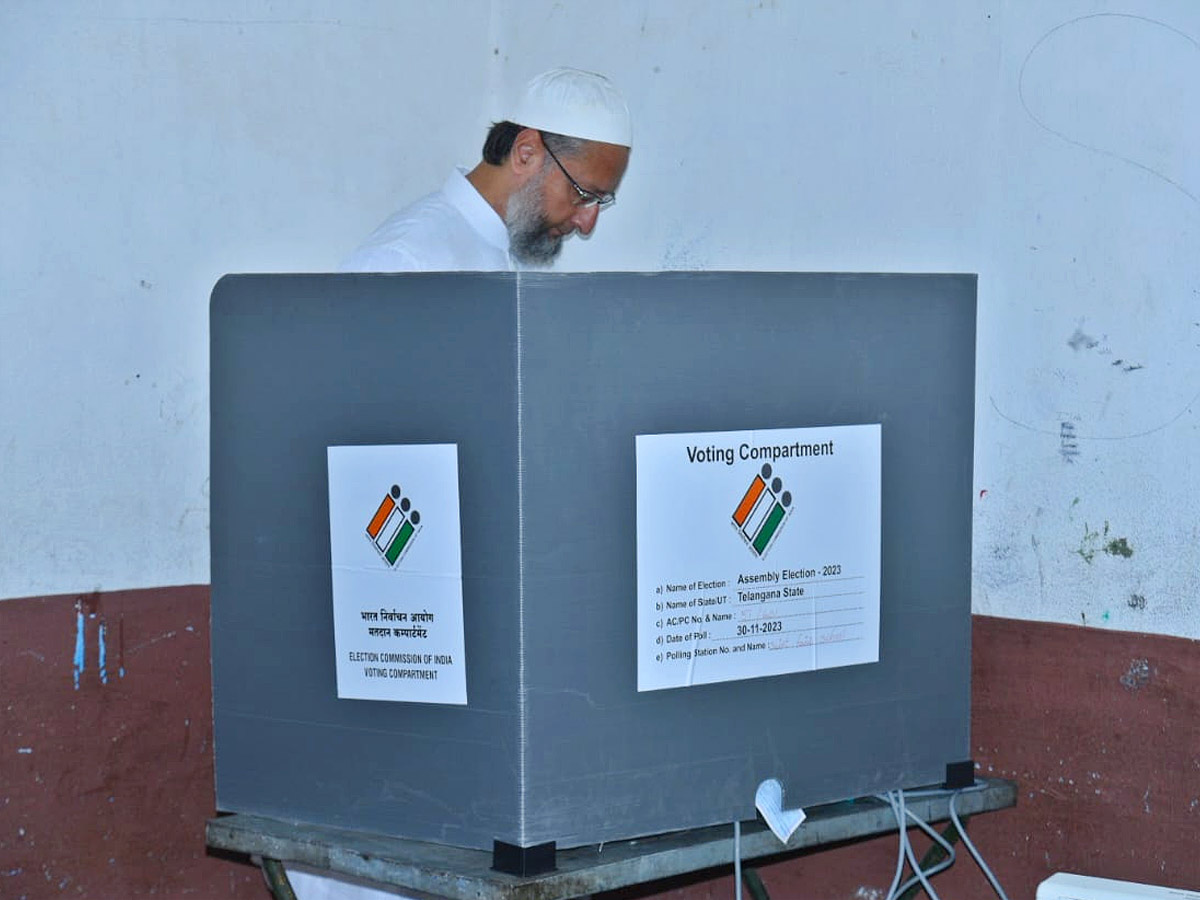 Political Leaders and Officials Cast Their Votes in Telangana Photos - Sakshi2