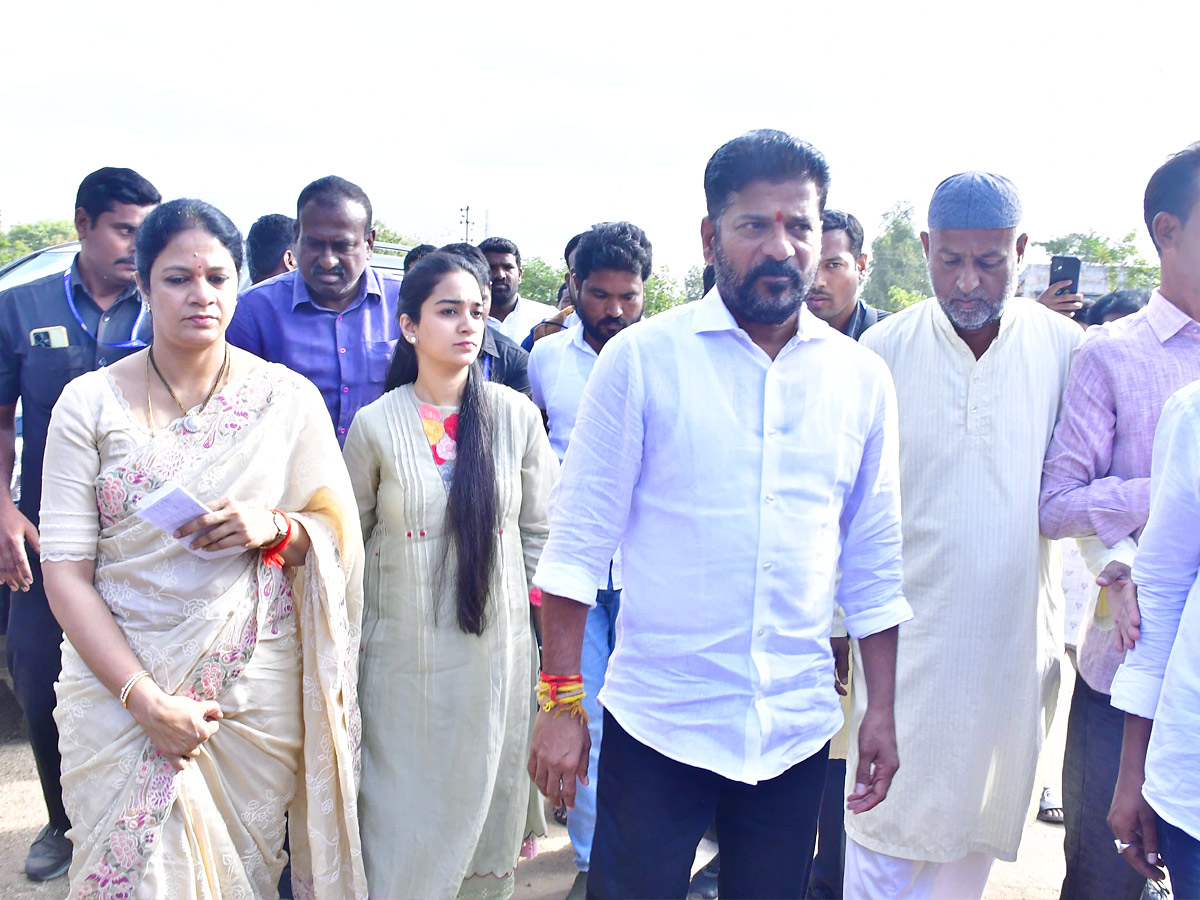 Political Leaders and Officials Cast Their Votes in Telangana Photos - Sakshi14