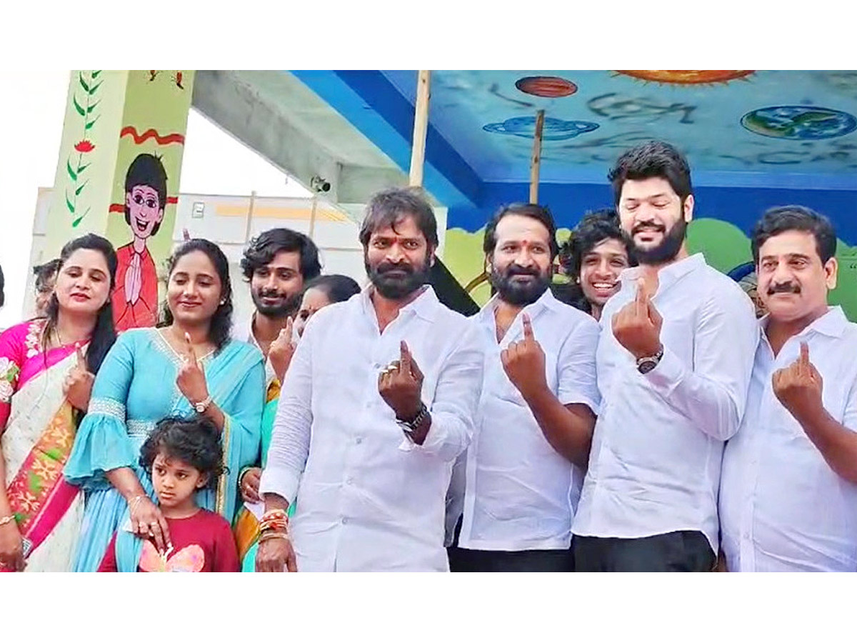 Political Leaders and Officials Cast Their Votes in Telangana Photos - Sakshi15