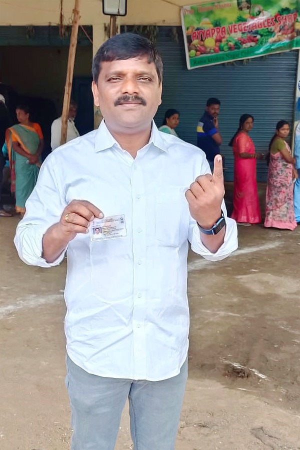 Political Leaders and Officials Cast Their Votes in Telangana Photos - Sakshi16