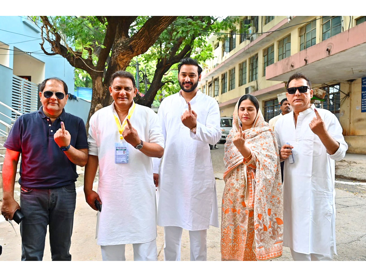 Political Leaders and Officials Cast Their Votes in Telangana Photos - Sakshi18