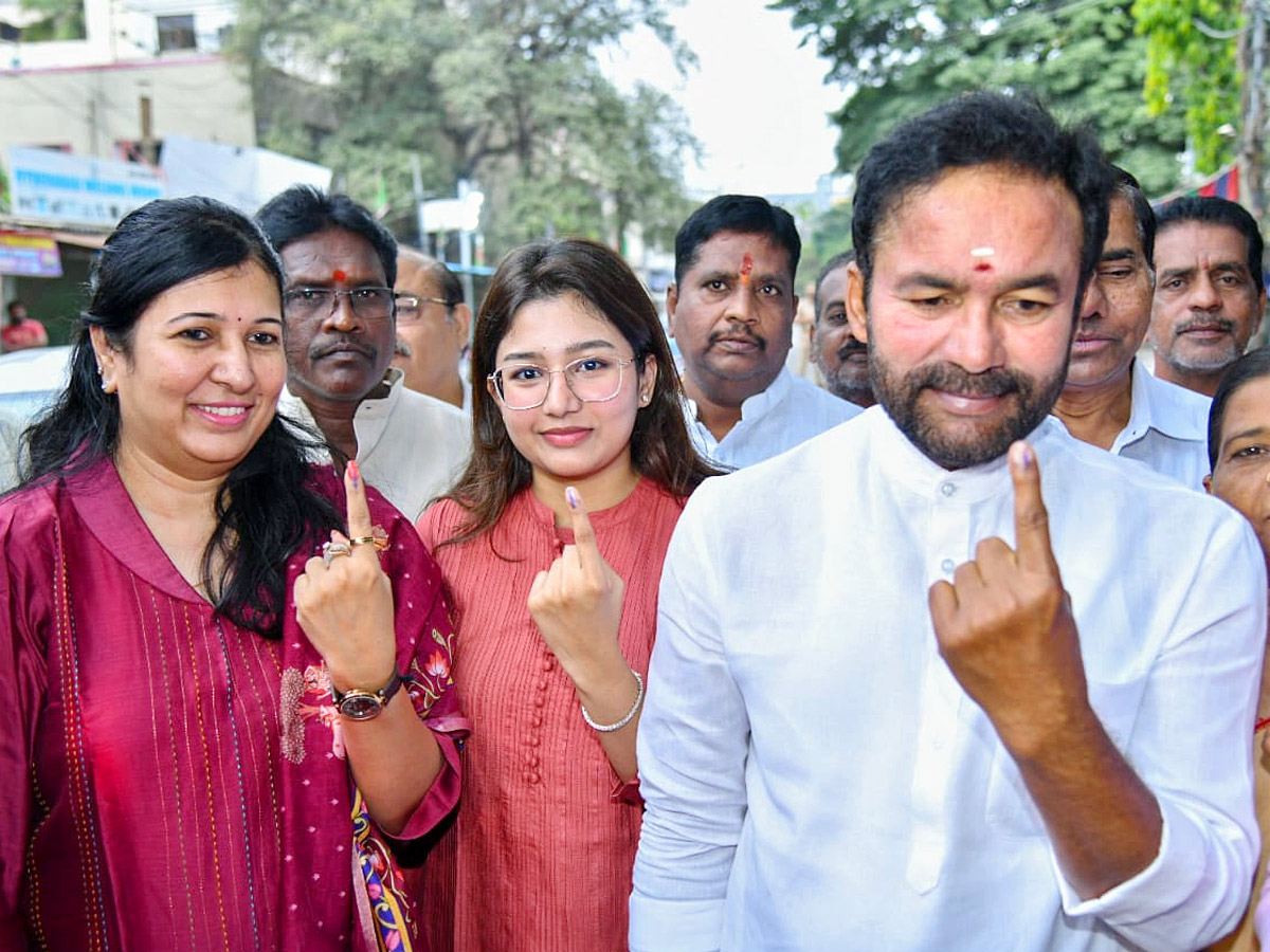 Political Leaders and Officials Cast Their Votes in Telangana Photos - Sakshi19