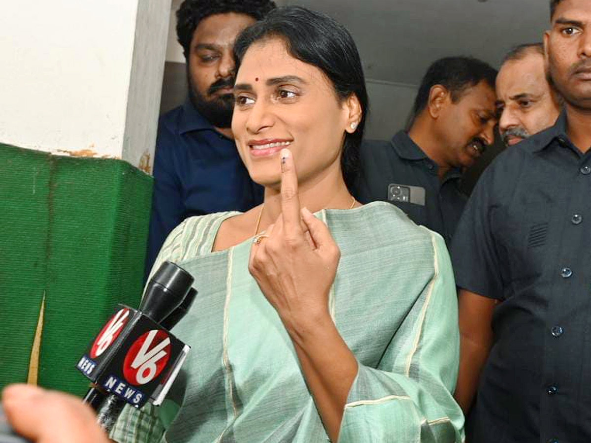 Political Leaders and Officials Cast Their Votes in Telangana Photos - Sakshi3