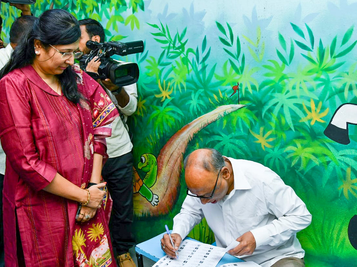 Political Leaders and Officials Cast Their Votes in Telangana Photos - Sakshi20