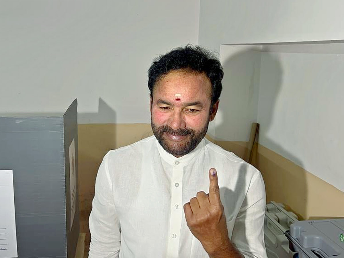 Political Leaders and Officials Cast Their Votes in Telangana Photos - Sakshi21