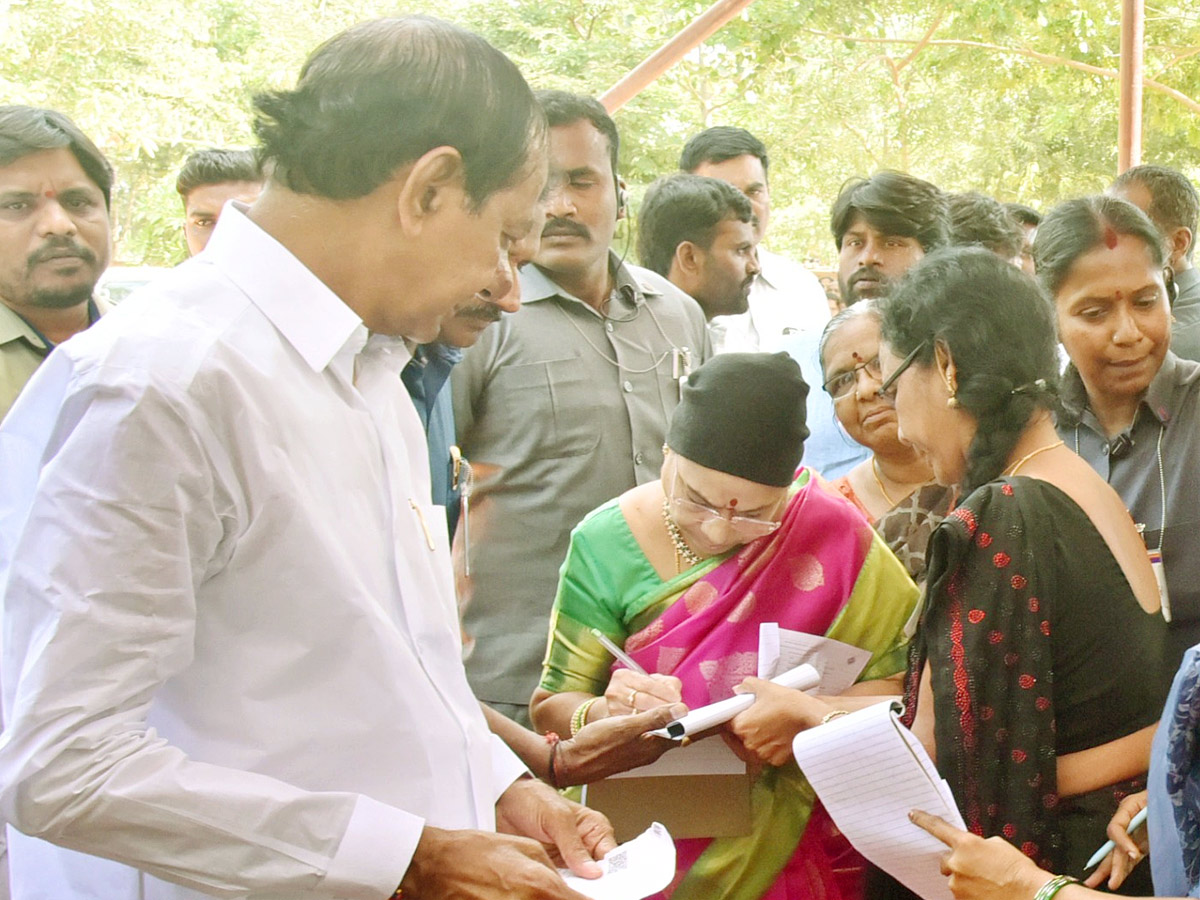 Political Leaders and Officials Cast Their Votes in Telangana Photos - Sakshi22