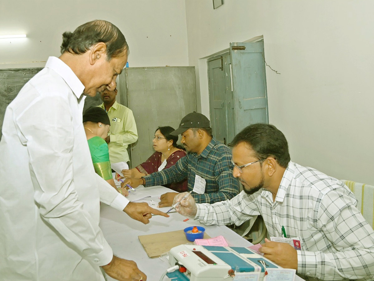 Political Leaders and Officials Cast Their Votes in Telangana Photos - Sakshi23