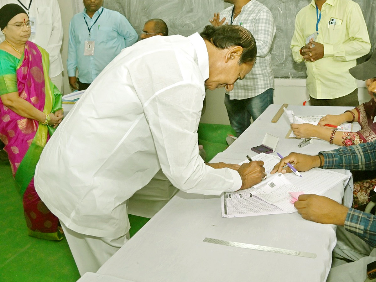 Political Leaders and Officials Cast Their Votes in Telangana Photos - Sakshi25