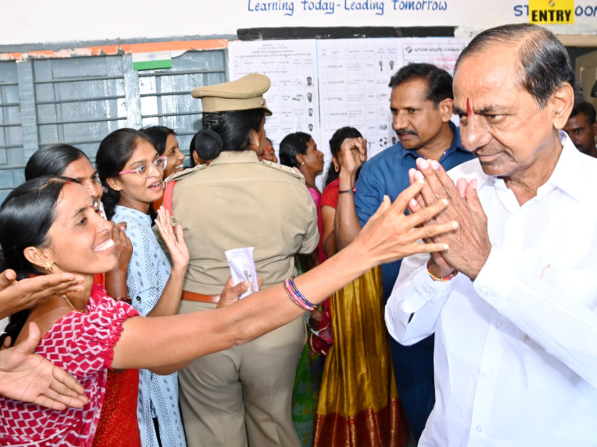 Political Leaders and Officials Cast Their Votes in Telangana Photos - Sakshi27