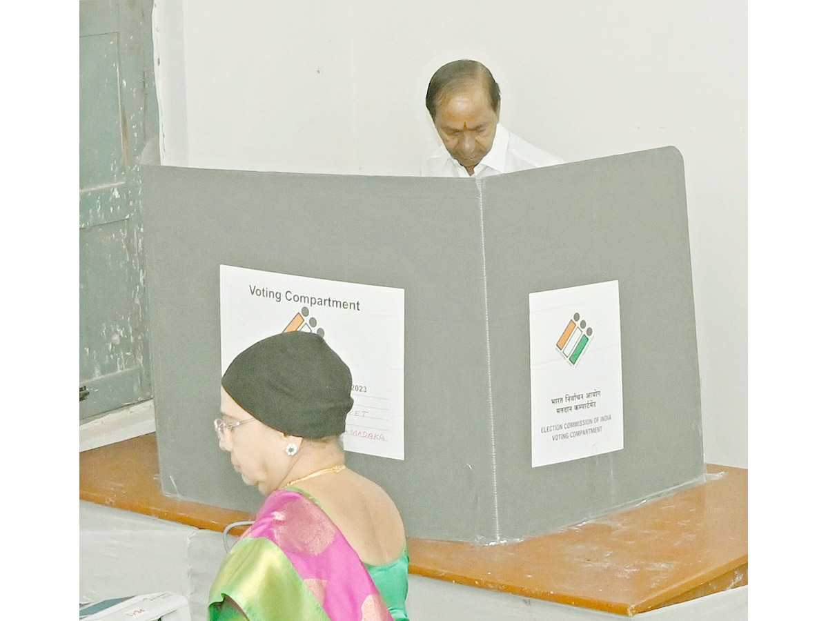 Political Leaders and Officials Cast Their Votes in Telangana Photos - Sakshi28