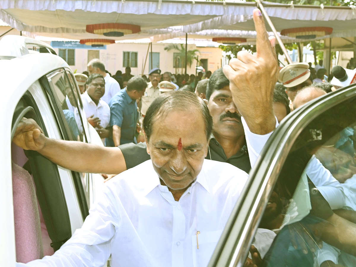 Political Leaders and Officials Cast Their Votes in Telangana Photos - Sakshi29