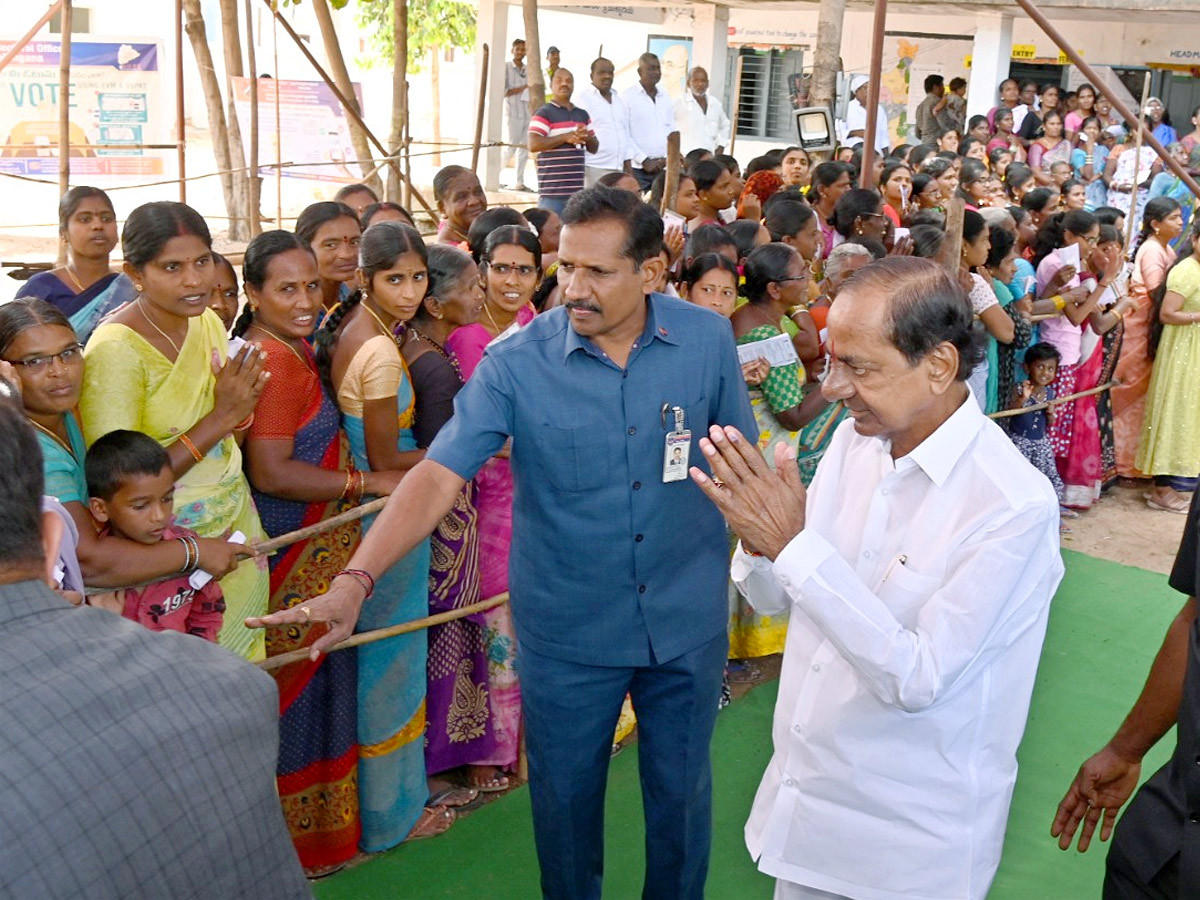 Political Leaders and Officials Cast Their Votes in Telangana Photos - Sakshi31