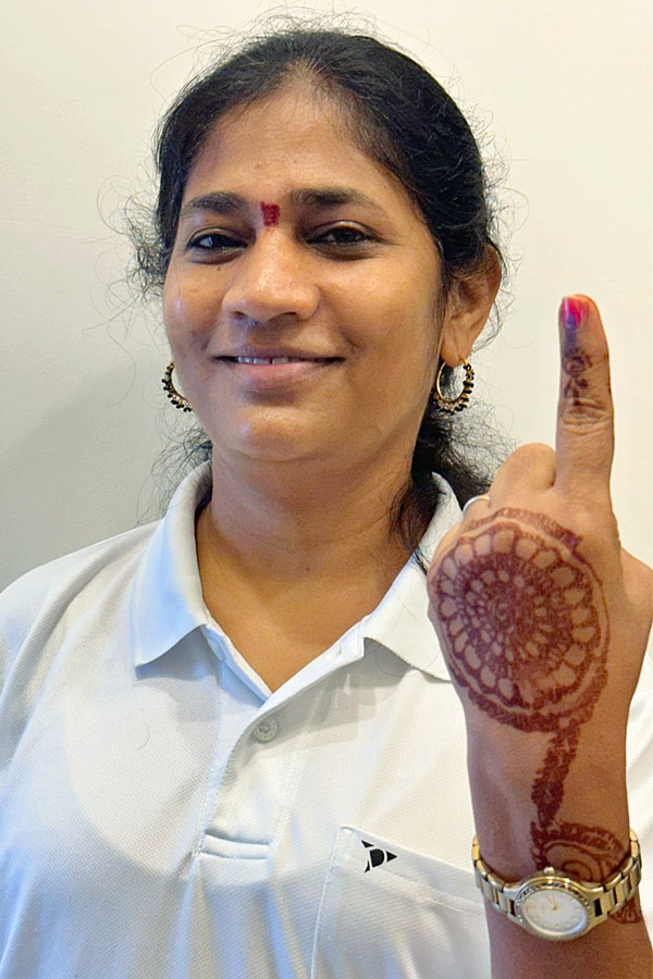 Political Leaders and Officials Cast Their Votes in Telangana Photos - Sakshi32