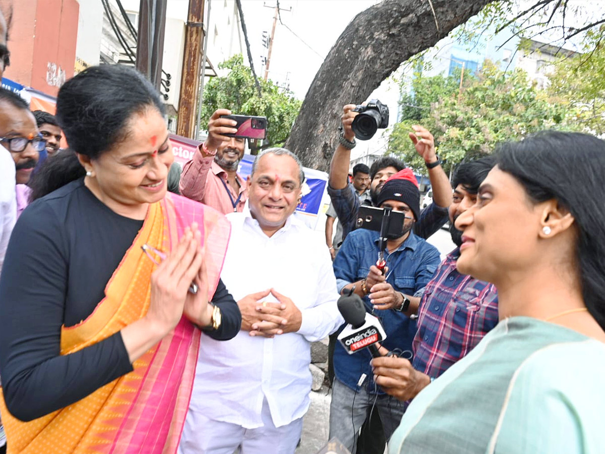 Political Leaders and Officials Cast Their Votes in Telangana Photos - Sakshi5