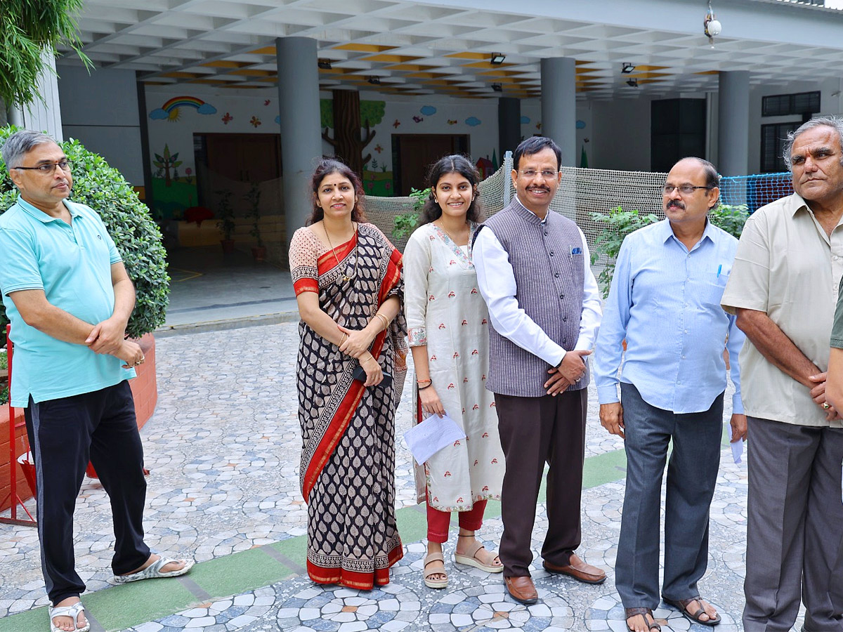 Political Leaders and Officials Cast Their Votes in Telangana Photos - Sakshi7