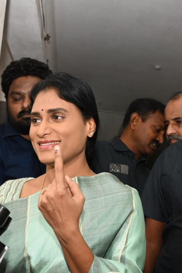 Cine Stars And Celebrities Cast Their Votes In TS Assembly Elections - Sakshi25