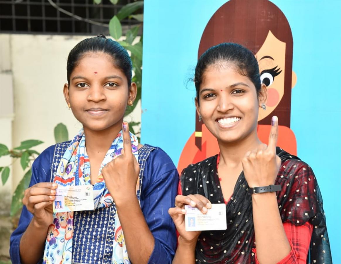 Youth Participated In Voting Enthusiastically In Telangana - Sakshi10