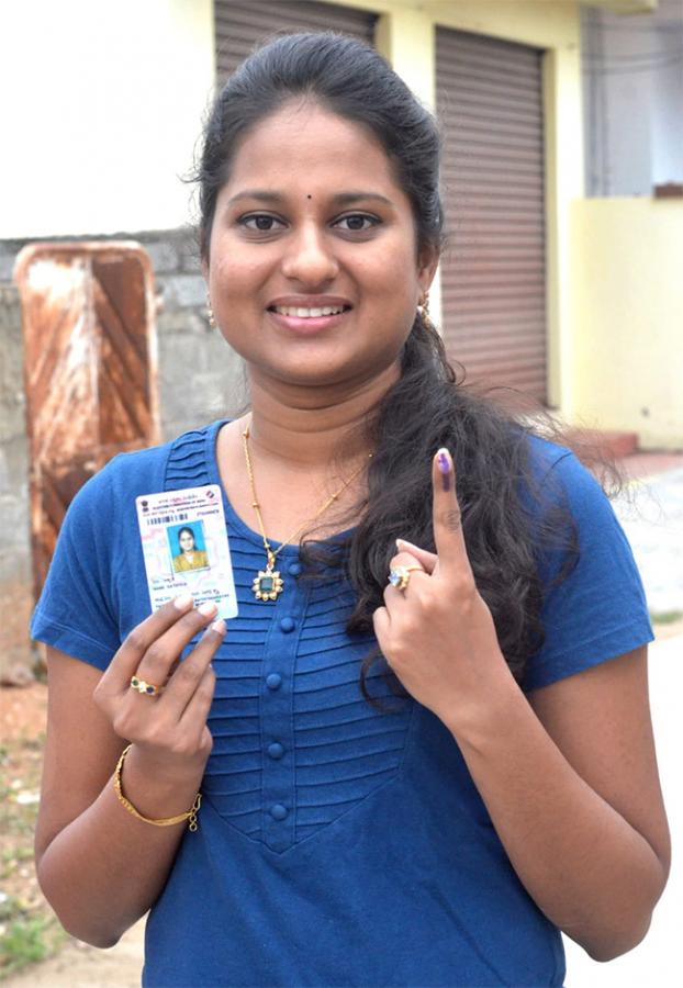 Youth Participated In Voting Enthusiastically In Telangana - Sakshi2