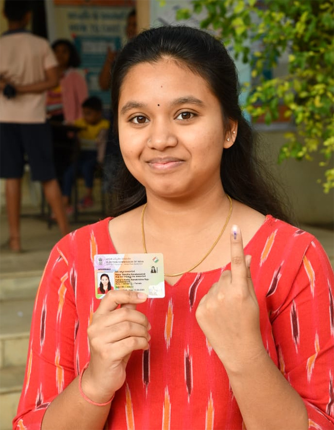 Youth Participated In Voting Enthusiastically In Telangana - Sakshi3