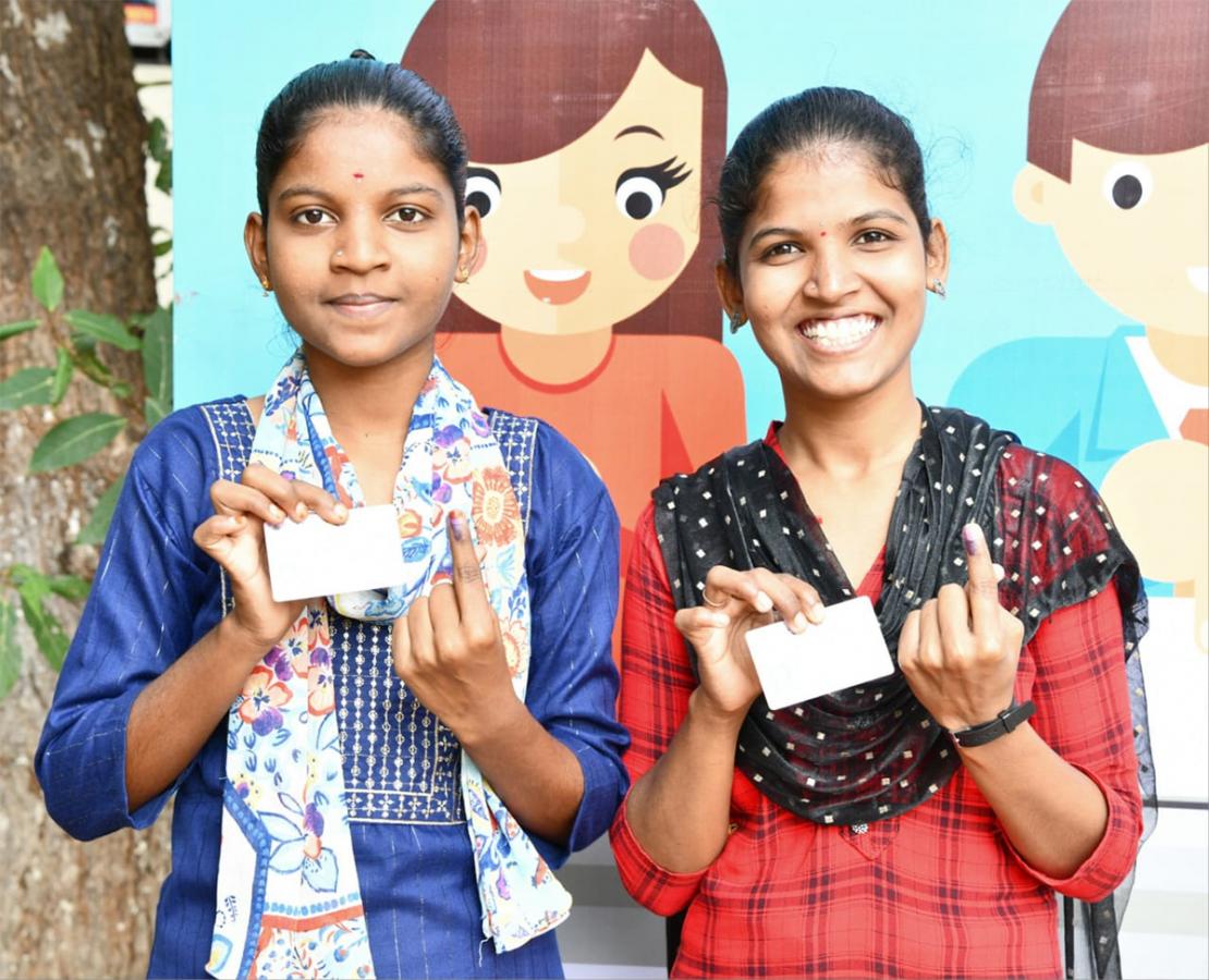 Youth Participated In Voting Enthusiastically In Telangana - Sakshi5