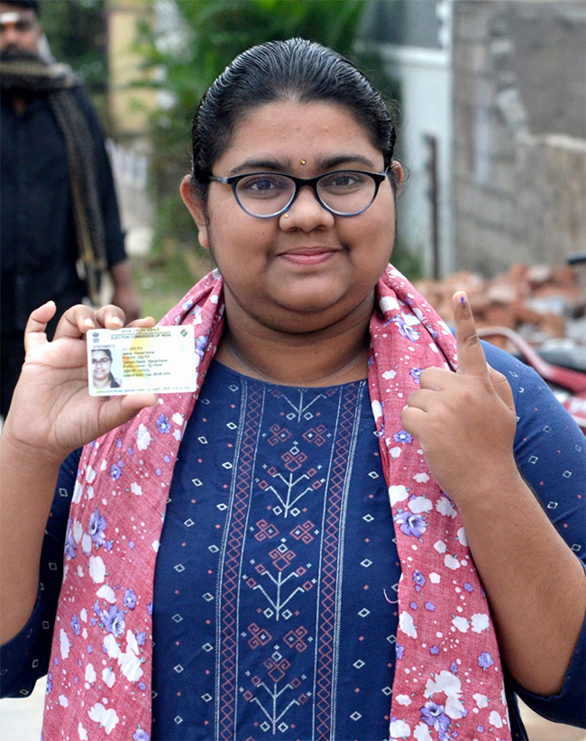 Youth Participated In Voting Enthusiastically In Telangana - Sakshi6