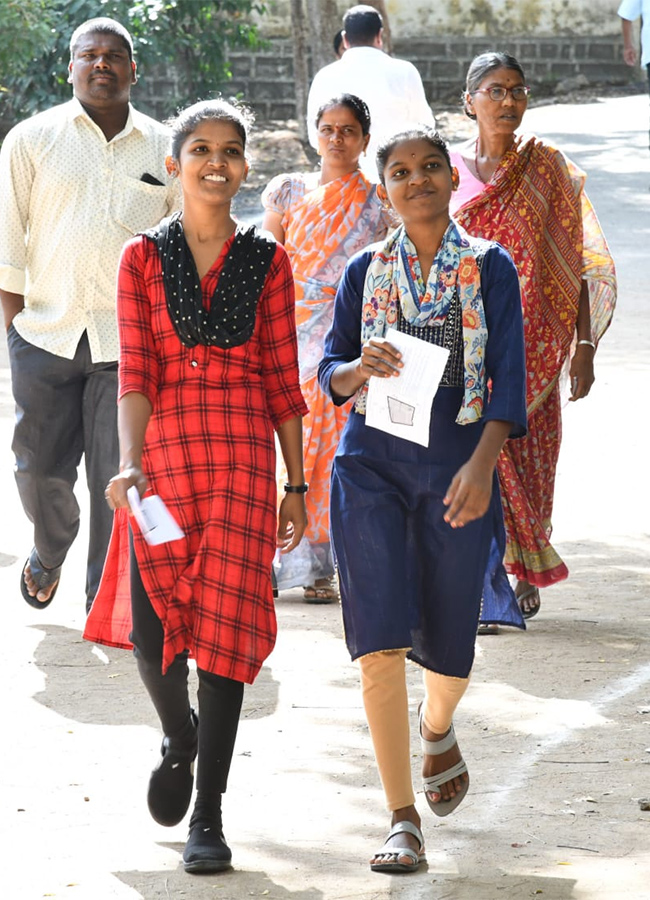 Youth Participated In Voting Enthusiastically In Telangana - Sakshi7