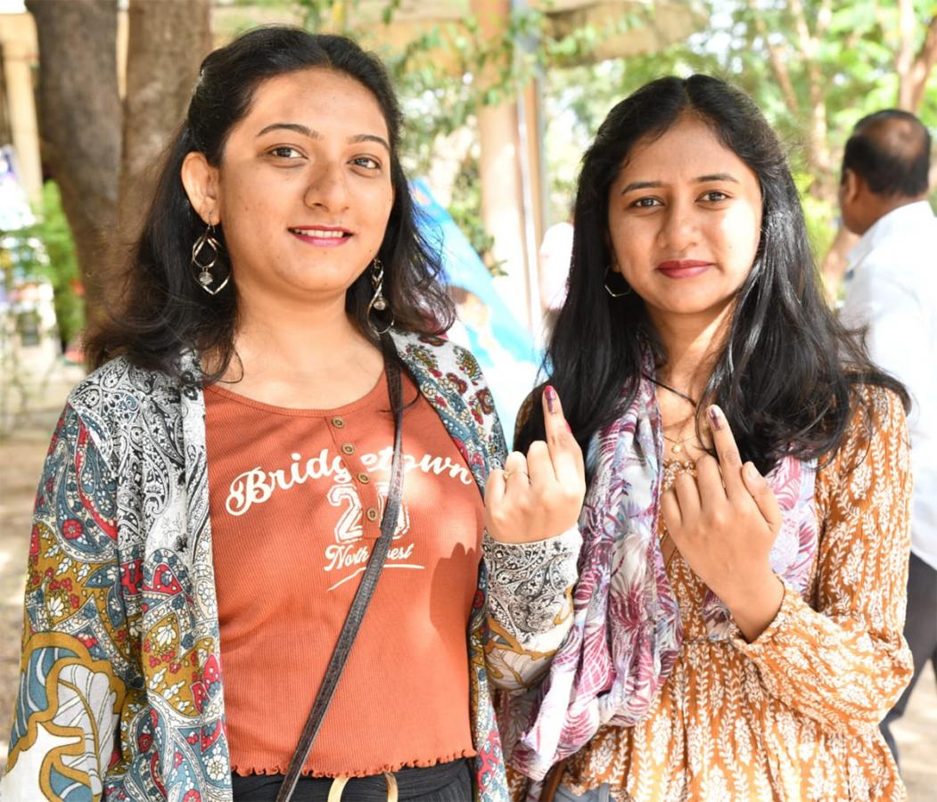 Youth Participated In Voting Enthusiastically In Telangana - Sakshi9