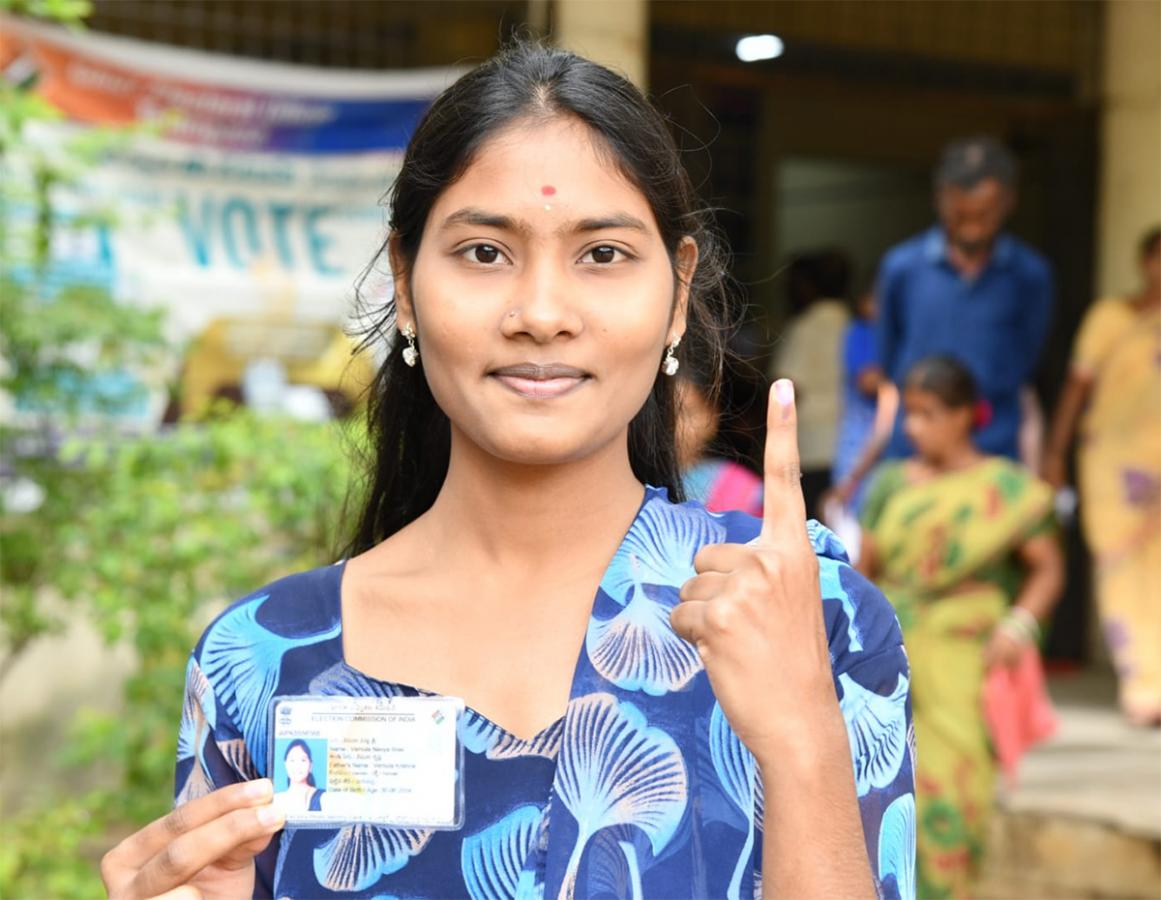 Youth Enthusiastically Participated In Telangana Assembly Elections Voting - Sakshi12