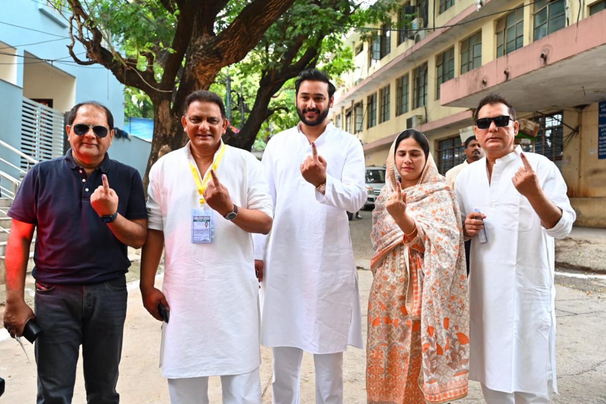 Cine Stars And Celebrities Cast Their Votes In TS Assembly Elections - Sakshi32