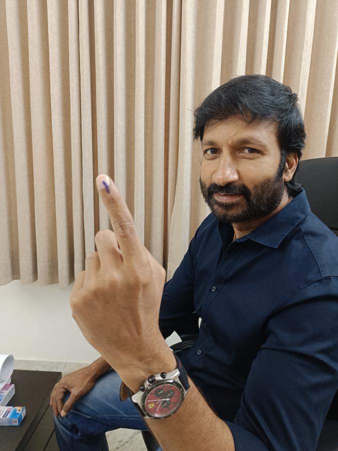 Celebrities Cast Their Votes In Telangana Assembly Elections Photos - Sakshi27