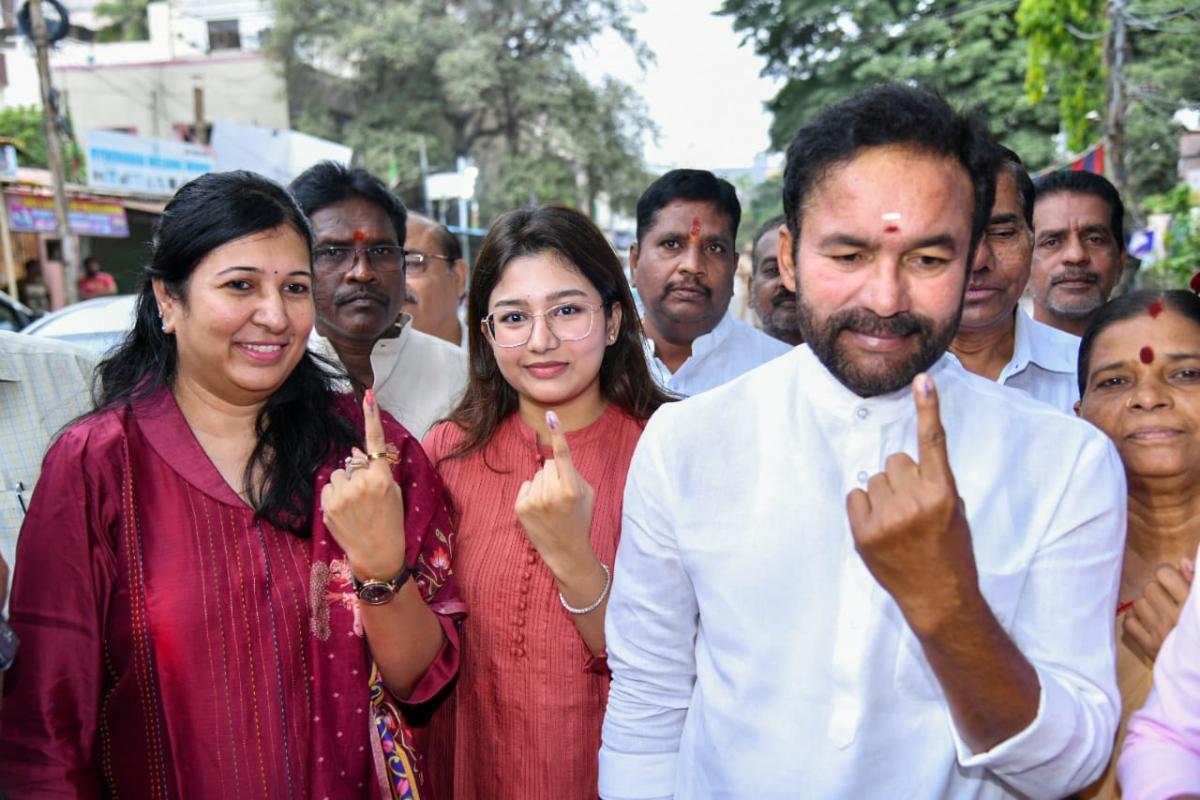 Cine Stars And Celebrities Cast Their Votes In TS Assembly Elections - Sakshi33