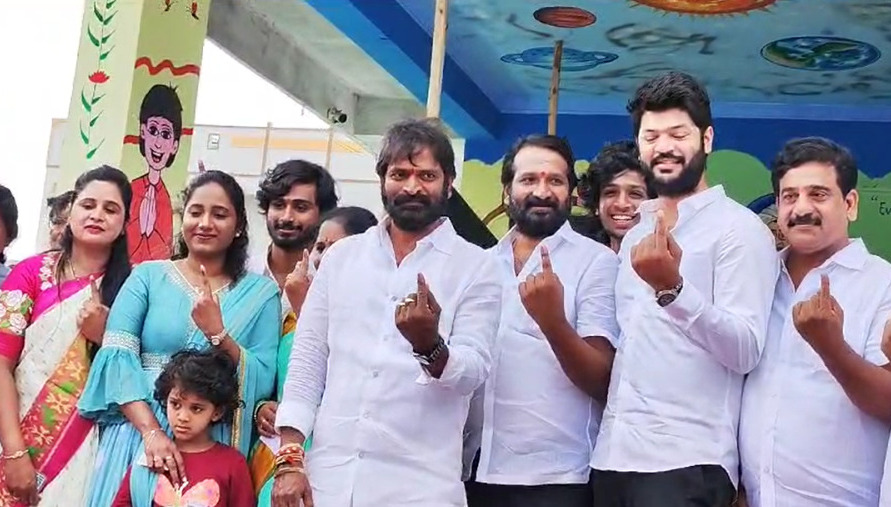 Cine Stars And Celebrities Cast Their Votes In TS Assembly Elections - Sakshi37