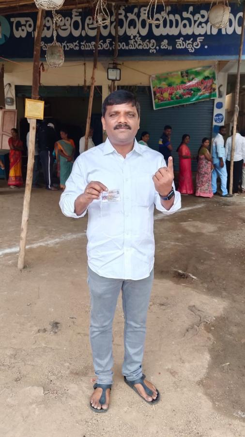 Cine Stars And Celebrities Cast Their Votes In TS Assembly Elections - Sakshi20