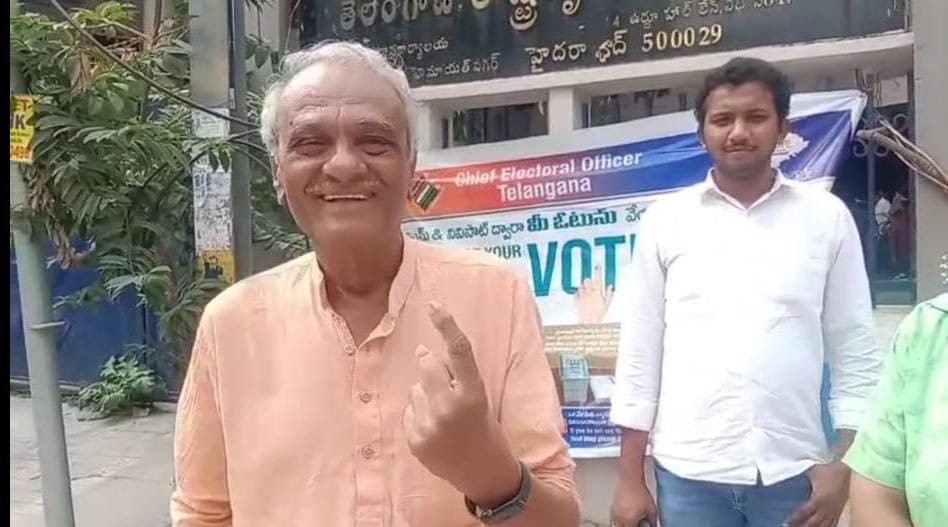 Cine Stars And Celebrities Cast Their Votes In TS Assembly Elections - Sakshi38