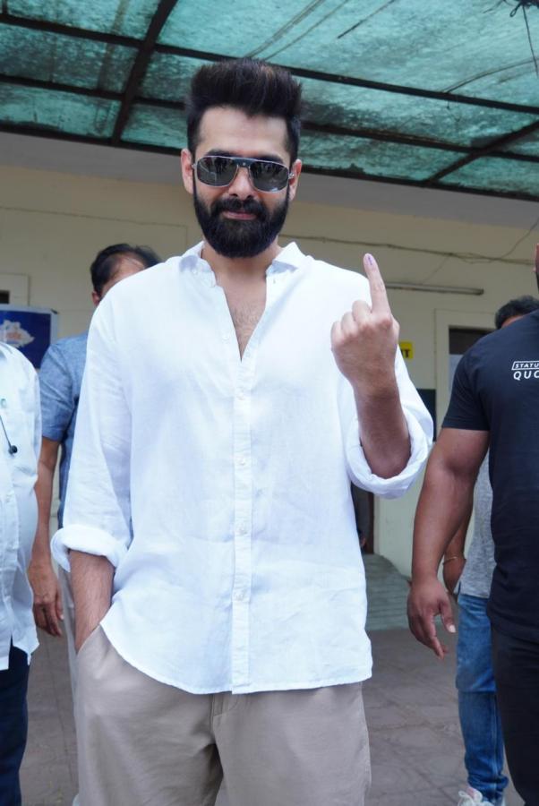 Celebrities Cast Their Votes In Telangana Assembly Elections Photos - Sakshi29