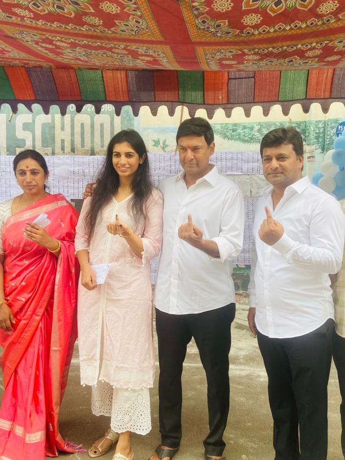 Cine Stars And Celebrities Cast Their Votes In TS Assembly Elections - Sakshi27