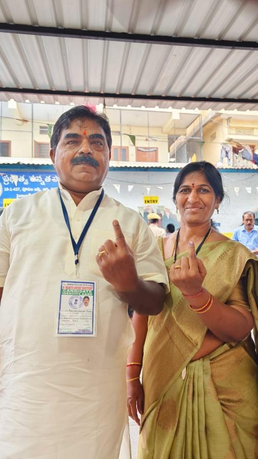 Cine Stars And Celebrities Cast Their Votes In TS Assembly Elections - Sakshi28