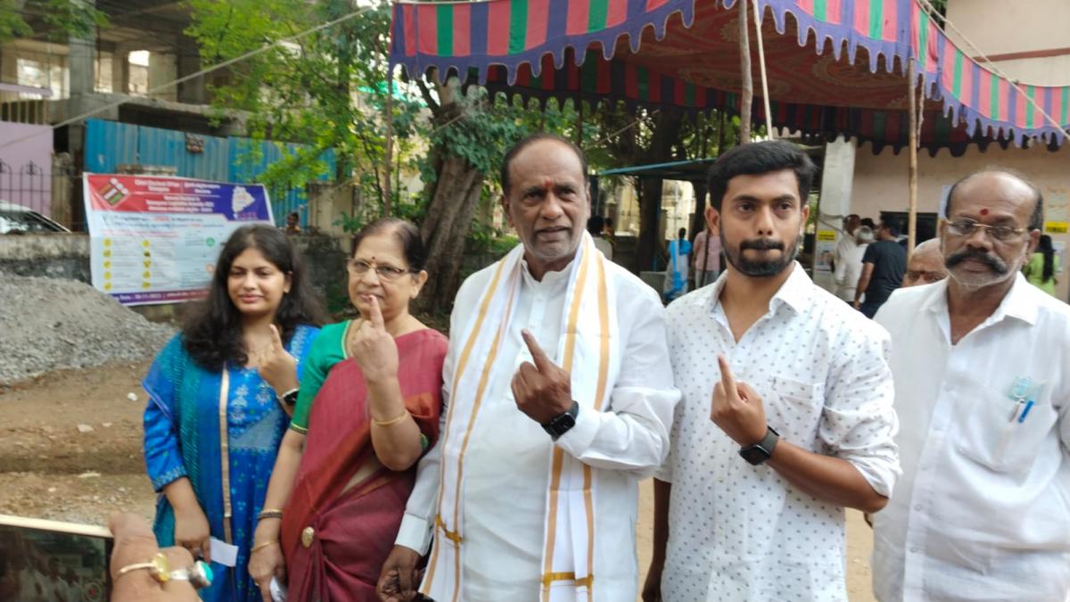 Cine Stars And Celebrities Cast Their Votes In TS Assembly Elections - Sakshi30