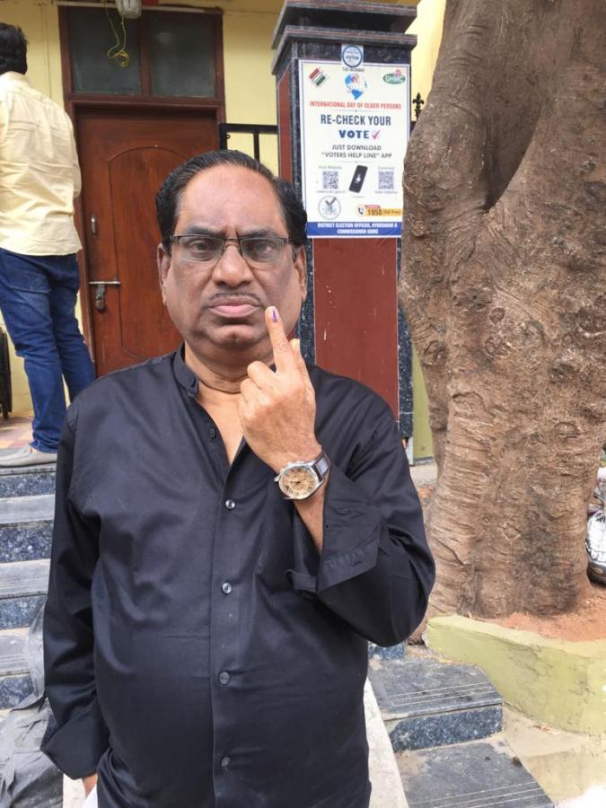 Cine Stars And Celebrities Cast Their Votes In TS Assembly Elections - Sakshi39