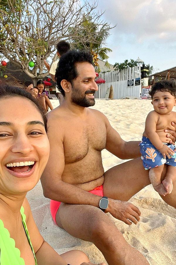 Pooja Ramachandran Enjoys With FamilyVacation In Beach Photos - Sakshi4