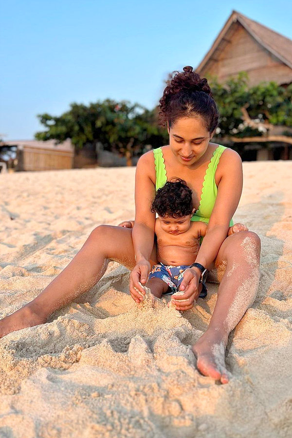 Pooja Ramachandran Enjoys With FamilyVacation In Beach Photos - Sakshi5