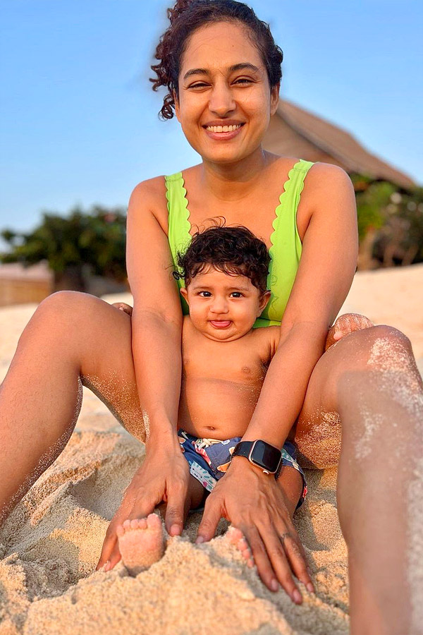 Pooja Ramachandran Enjoys With FamilyVacation In Beach Photos - Sakshi7