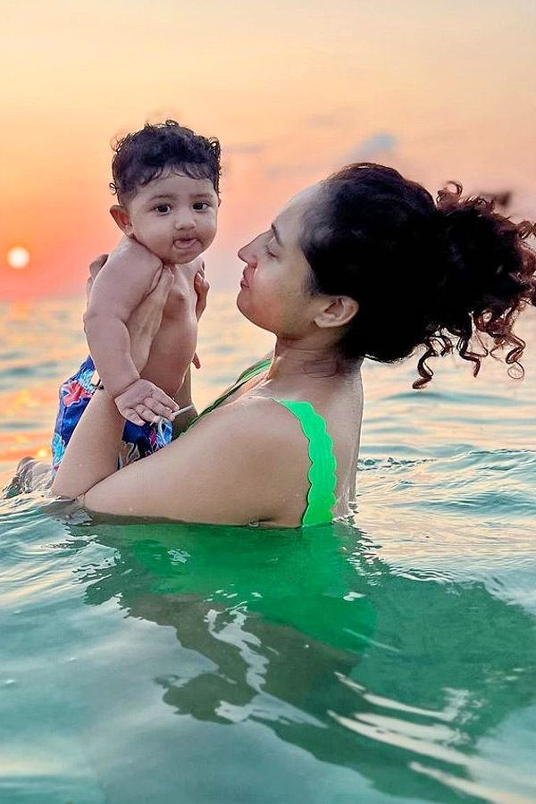 Pooja Ramachandran Enjoys With FamilyVacation In Beach Photos - Sakshi8