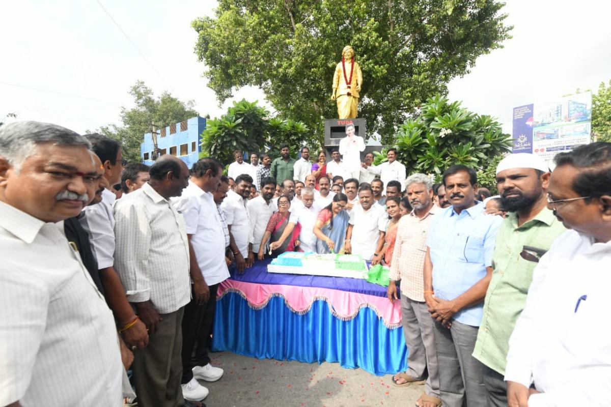 Palabhishekam For CM YS Jagan Photo In Tirupati Six Years Of YS Jagan Praja Sankalpa Yatra - Sakshi1