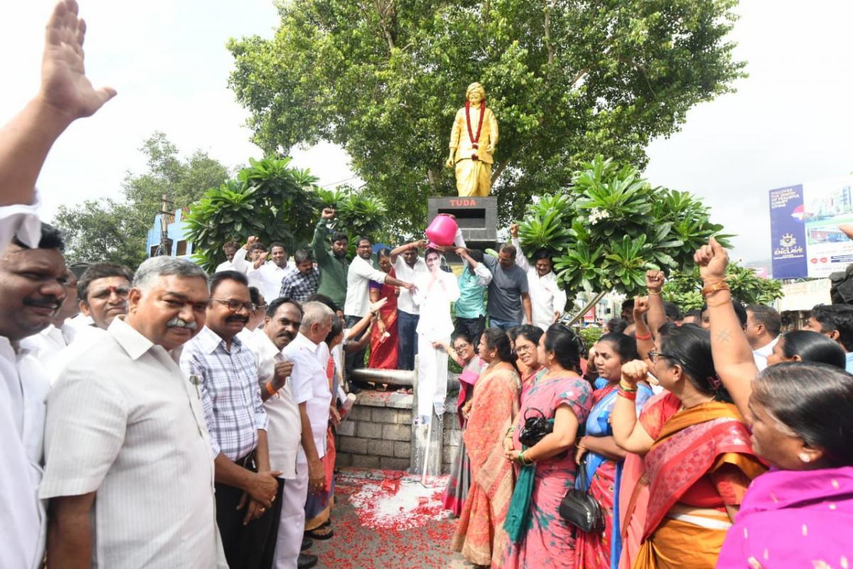 Palabhishekam For CM YS Jagan Photo In Tirupati Six Years Of YS Jagan Praja Sankalpa Yatra - Sakshi2