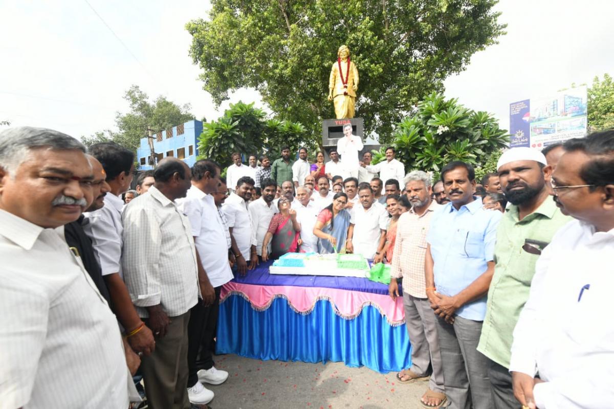 Palabhishekam For CM YS Jagan Photo In Tirupati Six Years Of YS Jagan Praja Sankalpa Yatra - Sakshi3