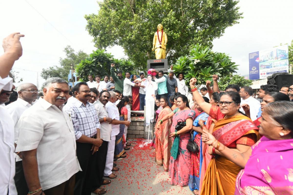 Palabhishekam For CM YS Jagan Photo In Tirupati Six Years Of YS Jagan Praja Sankalpa Yatra - Sakshi4