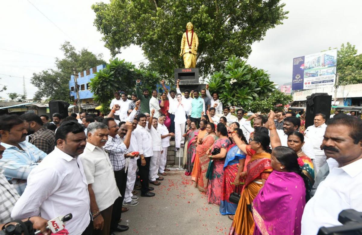 Palabhishekam For CM YS Jagan Photo In Tirupati Six Years Of YS Jagan Praja Sankalpa Yatra - Sakshi5